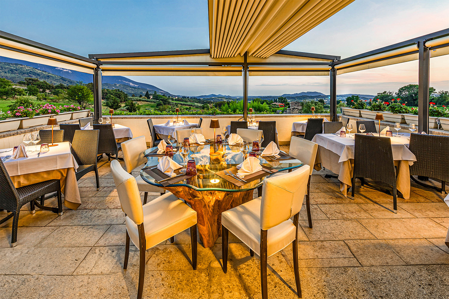 terrazza panoramica ristorante belvedere lago di garda villa cariola